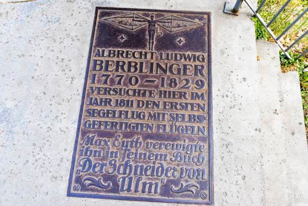 Erinnerung an Albrecht Ludwig Berblinger, den berühmten Schneider von Ulm. An dieser Stelle hat er 1811 einen missglckten Flugversuch iti einem selbstgebauten Flutapparat gestartet. 19.05.2025. Ulm, Baden-Württemberg, Deutschland *** In memory of Albrecht Ludwig Berblinger, the famous tailor of Ulm In 1811, he made an unsuccessful attempt to fly a self-built tide apparatus on this spot 19 05 2025 Ulm, Baden Württemberg, Germany
