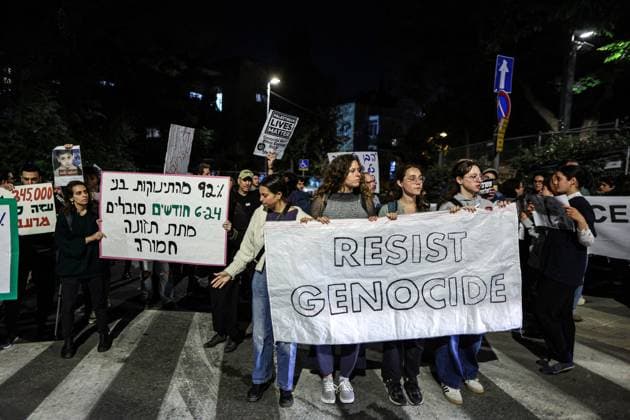 News Themen der Woche KW21 May 20, 2025, Jerusalem, Jerusalem, Israel: Israeli protesters march from Paris Square to Prime Minister Benjamin NetanyahuÃ¢â‚¬â ¢s residence, demanding an immediate ceasefire in Gaza and condemning the governmentÃ¢â‚¬â ¢s conduct in the war. Demonstrators held signs reading Resist Genocide, Ceasefire Now, and Palestinian Lives Matter, alongside photos of Palestinian children reportedly killed in the conflict. The protest, organized by left-wing and anti-war activists, included moments of tension with police presence along the route. Jerusalem Israel - ZUMAq101 20250520_zip_q101_052 Copyright: xSaeedxQaqx