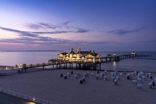 Blick auf die Selliner Seebrücke auf der Insel Rügen an der Ostsee bei Sonnenuntergang, Deutschland, Europa Germany - 15 August 2020: view of the Sellin pier on Ruegen Island on the Baltic Sea at sunset Copyright: imageBROKER NandoxLardi ibliqx08564466.jpg
