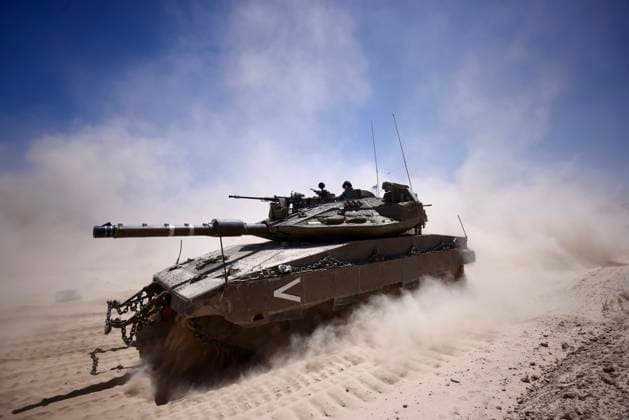 News Themen der Woche KW21 News Bilder des Tages (250520) -- ISRAEL-GAZA BORDER, May 20, 2025 -- An Israeli tank is seen near the southern Israeli border with Gaza, on May 20, 2025. The Israeli military said on Tuesday that it will expand its ground offensive in Gaza and take control of additional territory. (Photo by Xinhua) ISRAEL-GAZA-BORDER-TROOPS JamalxAwad 