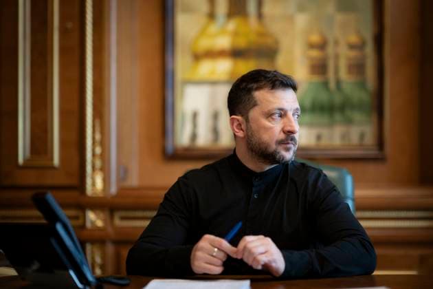 News Themen der Woche KW21 News Bilder des Tages May 20, 2025, Kiev, Ukraine: Ukrainian President Volodymyr Zelenskyy, listens during a phone call with German Chancellor Friedrich Merz, May 20, 2025 in Kiev, Ukraine. The two discussed the Trump Putin phone call and next steps toward a ceasefire agreement. Kiev Ukraine - ZUMAp138 20250520_zaa_p138_011 Copyright: xUkrainexPresidency UkrainianxPrex
