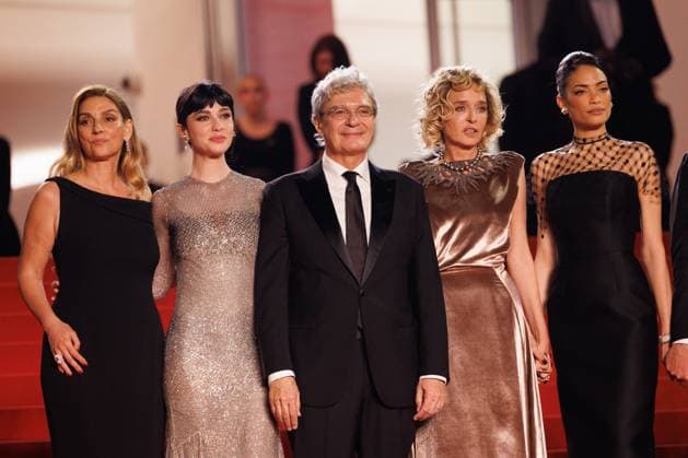 Entertainment Bilder des Tages M Montée des marches du film Fuori lors du 78ème Festival International du Film de Cannes Ippolita Di Majo, Matilda De Angelis, Mario Martone, Valeria Golino, Elodie Di Patrizi Montée des marches du film Fuori lors du 78ème Festival International du Film de Cannes, au Palais des Festivals à Cannes Le 20 mai 2025 Jacovides Moreau Bestimage Red carpet for the movie Fuori during the 78th Cannes International Film Festival at the Palais des Festivals in Cannes, France On may 20th 2025 Cannes France  Copyright: xJACOVIDES-MOREAUx xBESTIMAGExJACOVIDES-MOREAUx xBESTIMAGEx