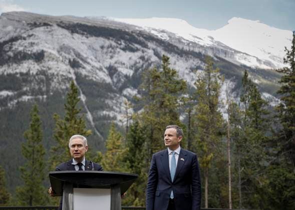 News Themen der Woche KW21 News Bilder des Tages May 20, 2025, Banff, Ab, CANADA: Ukraine Minister of Finance, Sergii Marchenko, right, and Canada s Finance Minister Francois-Philippe Champagne speak to the media prior to the G7 Finance Ministers meeting in Banff, Alta., Tuesday, May 20, 2025. Banff CANADA  - ZUMAc35_ 20250520_zaf_c35_037 Copyright: xJeffxMcintoshx