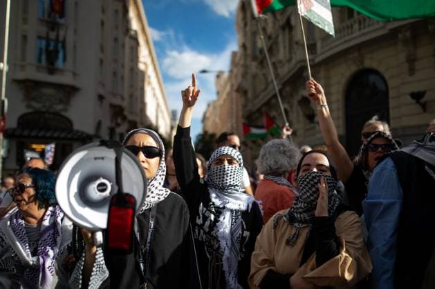 Bilder des Jahres 2025, News 05 Mai News Themen der Woche KW21 News Bilder des Tages Rally calling for an end to the arms trade with Israel in Madrid, Spain - 20 May 2025 A protester gestures during a rally calling for an end to the arms trade with Israel in front of the Congress of Deputies. Madrid Spain Copyright: xDavidxCanalesx xSOPAxImagesx DCEmbargoIsrael250520-21