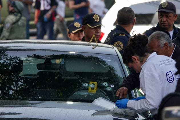 Mexiko, Mitarbeiter des Bürgermeisters von Mexiko-Stadt ermordet (250520) -- MEXICO CITY, May 20, 2025 -- Forensic investigation and expert services personnel, together with security personnel, work after an attack on the vehicle, in which Mexico City Mayor Clara Brugada s personal secretary Ximena Guzman and adviser Jose Munoz were traveling, in Mexico City, Mexico, on May 20, 2025. Two close collaborators of Mexico City Mayor Clara Brugada were murdered in an attack on Tuesday morning: her personal secretary Ximena Guzman and her adviser Jose Munoz. (Str Xinhua) MEXICO-MEXICO CITY-ATTACK-MURDER Stringer