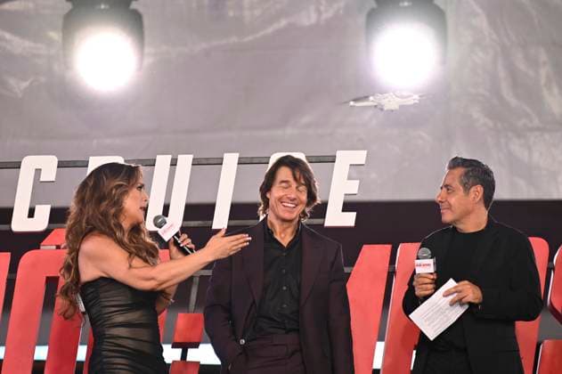 May 20, 2025, Mexico City, Ciudad de Mexico, Mexico: (L-R) Angelica Vale, Tom Cruise and Yordi Rosado attend the red carpet for Mission: Impossible - The Final Reckoning Mexico City film Premiere at Auditorio Nacional. on May 20, 2025 in Mexico City, Mexico. Mexico City Mexico - ZUMAe321 20250520_zea_e321_065 Copyright: xCarlosxTischlerx
