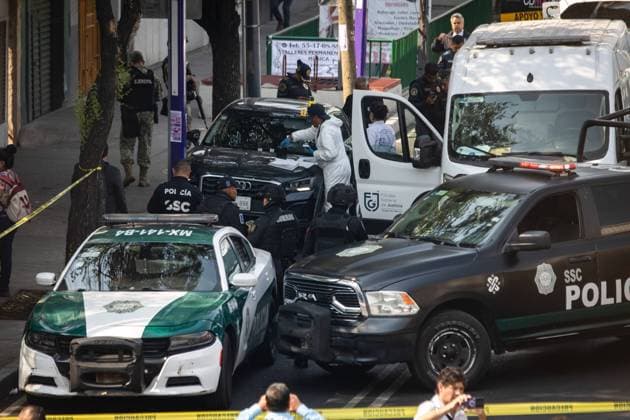 Mexiko, Mitarbeiter des Bürgermeisters von Mexiko-Stadt ermordet 250520 -- MEXICO CITY, May 20, 2025 -- Forensic investigation and expert services personnel, together with security personnel, work after an attack on the vehicle, in which Mexico City Mayor Clara Brugada s personal secretary Ximena Guzman and adviser Jose Munoz were traveling, in Mexico City, Mexico, on May 20, 2025. Two close collaborators of Mexico City Mayor Clara Brugada were murdered in an attack on Tuesday morning: her personal secretary Ximena Guzman and her adviser Jose Munoz. Str Xinhua MEXICO-MEXICO CITY-ATTACK-MURDER Stringer MEXICO-MEXICO CITY-ATTACK-MURDER IMAGO Stringer imago images 1062256118