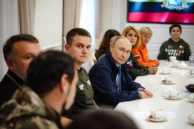 News Themen der Woche KW21 News Bilder des Tages RUSSIA, KURSK REGION - MAY 21, 2025: Russia s President Vladimir Putin (C) holds a meeting with representatives of volunteer organisations at the humanitarian headquarters. Russian President Press Office TASS  80911414