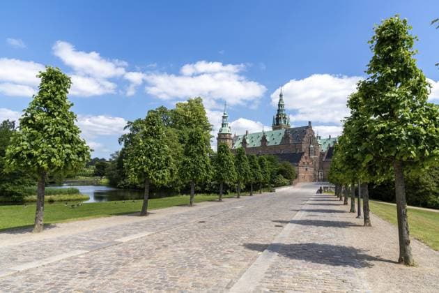 Lange Allee mit Bäumen, die zum Schloss Frederiksborg in Hillerod führt, Hillerod, Dänemark, Europa Hillerod, Denmark - 16 June, 2021: long tree-lined alley leading to the Frederiksborg Castle in Hillerod Copyright: imageBROKER NandoxLardi ibxiqx08572945.jpg