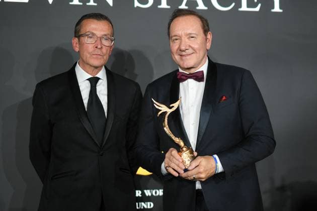 Bilder des Jahres 2025, Entertainment 05 Mai Entertainment Themen der Woche KW21 Better World Fund Gala Evening at the Carlton Hotel during the 78th Cannes International Film Festival Manuel Collas de La Roche, Kevin Spacey Better World Fund Gala Evening at the Carlton Hotel during the 78th Cannes International Film Festival on May 20, 2025 Lionel Urman Bestimage Better World Fund Gala Evening at the Carlton Hotel during the 78th Cannes International Film Festival on May 20, 2025 Cannes France  Copyright: xLIONELxURMANxx xBESTIMAGExLIONELxURMANxx xBESTIMAGEx