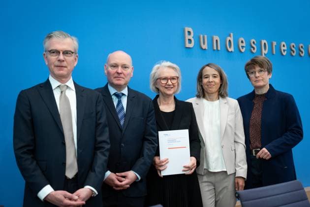 News Themen der Woche KW21 News Bilder des Tages Bundespressekonferenz zur Vorstellung des Fruehjahrsgutachten 2025 Gruppenfoto im Vorfeld der Pressekonferenz mit Prof. Dr. Martin Werding gemeinsam mit Prof. Dr. Achim Truger, Prof. Dr. Dr. h.c. Monika Schnitzer, Vorsitzende und Prof. Dr. mult. Dr. h.c. Ulrike Malmendier und Prof. Dr. Veronika Grimm bei der Bundespressekonferenz zur Vorstellung des Fruehjahrsgutachten 2025 - Sachverstaendigenrat zur Begutachtung der gesamtwirtschaftlichen Entwicklung, Berlin , 21.05.2025 Berlin Berlin Deutschland *** Federal Press Conference on the presentation of the Spring Economic Forecast 2025 Group photo in the run-up to the press conference with Prof Dr Martin Werding together with Prof Dr Achim Truger, Prof Dr Dr h c Monika Schnitzer, Chairwoman an