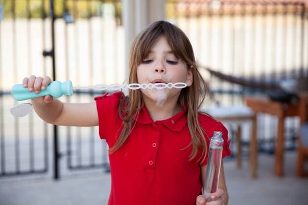 Creative Highlights Symbolbilder Little girl blowing bubbles with bubble wand Surprise, Arizona, United States R_TTIF250520-1726948-01 ,model released, Symbolfoto