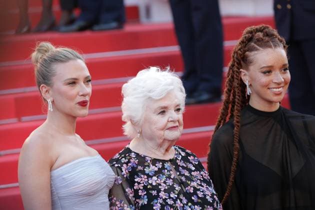 Aufnahme vom 20. Mai 2025 Scarlett Johansson, June Squibb und Erin Kellyman (L-R) auf dem Red Carpet bei den 78. Filmfestspielen in Cannes, Frankreich für den Film Vie Privée (A Private Life).