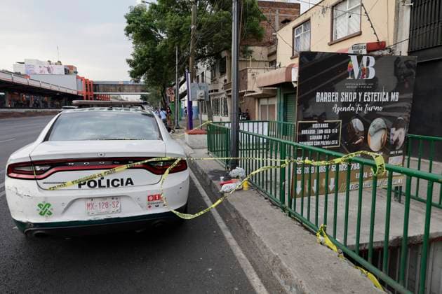 Mexiko, Mitarbeiter des Bürgermeisters von Mexiko-Stadt ermordet Ximena Guzman, Private Secretary, And Jose Munoz, Personal Advisor, High-ranking Members Of Clara Brugada, Head Of Government Of Mexico City, Are Murdered Police secure the area where Ximena Guzman, a private secretary, and Jose Munoz, a private advisor, high-level members of the cabinet of Clara Brugada, Mexico City s mayor, are murdered. They are in a vehicle near the Xola metro station on Calzada de Tlalpan in Mexico City, Mexico, on May 20, 2025. Mexico City Mexico City Mexico Copyright: xGerardoxVieyrax originalFilename: vieyra-notitle250520_npgTv.jpg