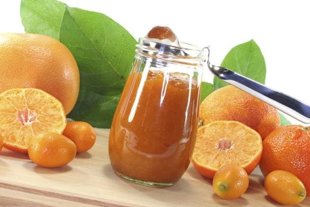 Orangenmarmelade mit verschiedenen Zitrusfrüchten auf einem Holzbrett Orange marmalade with various citrus fruits on a wooden board Copyright: imageBROKER MarénxWischnewski ibxiqx10836560.jpg