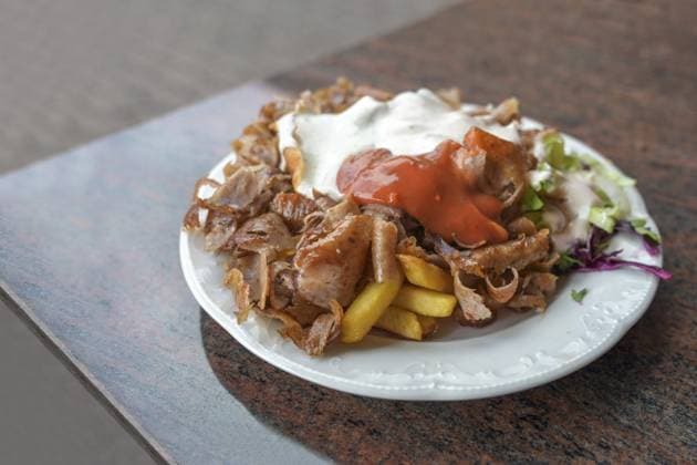 IMAGO Creative, Food, Fast Food, Döner Dönerteller mit Fleisch, Pommes frites, Salat und zwei Soßen, serviert in einem türkischen Schnellrestaurant in Deutschland, Kopierraum, gewählter Fokus, sehr geringe Schärfentiefe Doner kebab plate with meat, French fries, salad and two sauces served in a Turkish fast food restaurant in Germany, copy space, selected focus, very narrow depth of field Copyright: imageBROKER MarenxWinter ibxiqx11195509.jpg