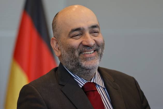 Bundestagsvizepräsident Omid Nouripour, Deutschland, Berlin, Reichstag, Bundestagspräsidentin Julia Klöckner nimmt Petition phoenix muss bleiben! entgegen *** Bundestag Vice President Omid Nouripour, Germany, Berlin, Reichstag, Bundestag President Julia Klöckner accepts petition phoenix must stay