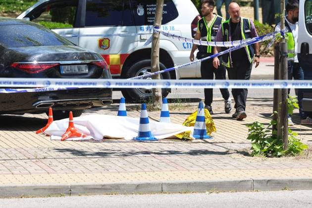 Bilder des Jahres 2025, News 05 Mai News Themen der Woche KW21 News Bilder des Tages A 52-year-old man shot dead at the door of a school in Pozuelo de Alarcón National Police officers at the place where the events occurred, on May 21, 2025, in Pozuelo de Alarcón, Madrid Spain A man has died after being shot several times at the door of the American School, the facts have occurred after the entry of students to classes, at 9  Copyright: xRicardoxRubiox 6738099