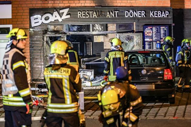 News Themen der Woche KW21 News Bilder des Tages Türkisches Spezialitäten-Restaurant durch Feuer zerstört - Polizei ermittelt wegen vorsätzlicher Brandstiftung und sucht Zeugen Ein nächtlicher Brand um 23.30 Uhr in der Küche und im Gastraum zerstörte ein Türkisches Spezialitäten Restaurant im Gehrdener Carre. Brandrauch zog auch in zwei Arztpraxen im 1. Obergeschoss. 63 Einsatzkräfte von Feuerwehr und Rettungsdienst waren mit 13 Fahrzeugen am Brandort. Der Brand war nach etwa einer Stunde gelöscht. Keine Personen verletzt. Feuerwehrmann mit Strahlrohr bei LÖscharbeiten in der Küche mit Verkaufsraum. Polizei ermittelt wegen vorsätzlicher Brandstiftung und sucht Zeugen 30989 Gehrden Schulstraße 22, Gehrdener Carre Niedersachsen, Region Hannover Germany *** Turkish specialty r