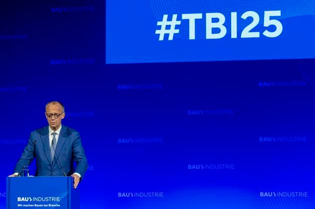 News Themen der Woche KW21 News Bilder des Tages Tag der Bauindustrie 2025 - Friedrich Merz EUR, Deutschland, Berlin, 21.05.2025: Bundeskanzler Friedrich Merz (CDU) trifft die Baubranche. Die Deutsche Bauwirtschaft trifft einmal im Jahr mit Vertretern aus Politik, Wirtschaft und Gesellschaft um die Themen Investitionen, Wirtschaftswende und Wettbewerbsfähigkeit zu erörtern und zu diskutieren. Die Infrastruktur der Städte und Gemeinden sowie der Wirtschaftsstandort Deutschland muss modernisiert werden. *** Construction Industry Day 2025 Friedrich Merz EUR, Germany, Berlin, 21 05 2025 Federal Chancellor Friedrich Merz CDU meets the construction industry The German construction industry meets once a year with representatives from politics, business and society to discuss and debate the to