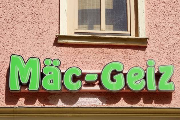 Mäc-Geiz, Firmenlogo, Leuchtreklame an einer Hauswand, deutscher Non-Food-Discounter *** Mäc Avarice, Company logo, illuminated advertising to a House wall, German Non Food Discounter 1131602962