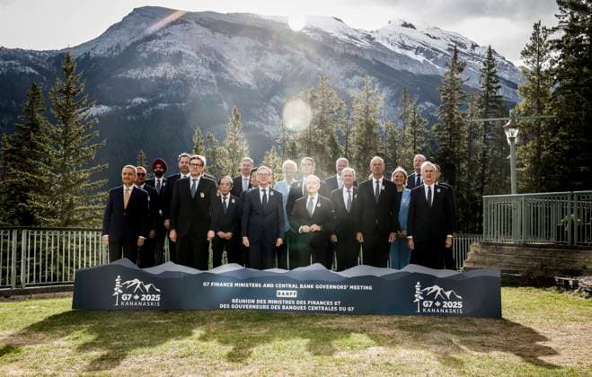 Bilder des Jahres 2025, News 05 Mai News Themen der Woche KW21 News Bilder des Tages May 21, 2025, Banff, Ab, CANADA: Canada s Finance Minister Francois-Philippe Champagne, centre right, and Governor of the Bank of Canada Tiff Macklem, centre left, pose for a family photo with their colleagues at the G7 Finance Ministers meeting in Banff, Alta., Wednesday, May 21, 2025. Banff CANADA  - ZUMAc35_ 20250521_zaf_c35_002 Copyright: xJeffxMcintoshx