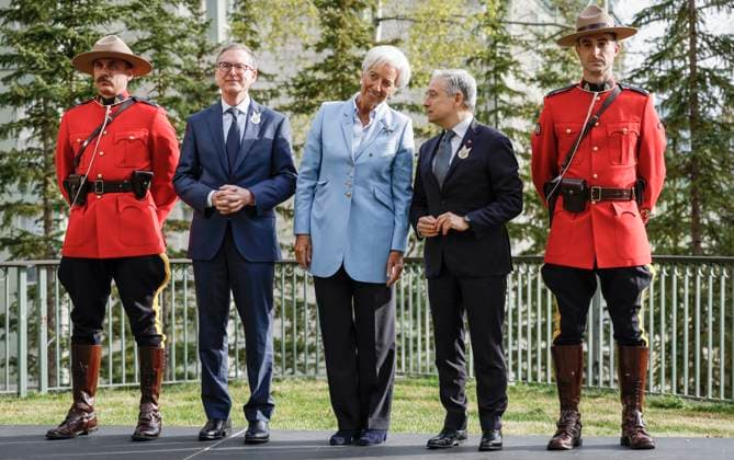 May 21, 2025, Banff, Ab, CANADA: Canada s Finance Minister Francois-Philippe Champagne, centre right, chats with European Central Bank head Christine Lagarde, centre, and Governor of the Bank of Canada Tiff Macklem, centre left, as they pose with RCMP officers prior to the G7 Finance Ministers meeting in Banff, Alta., Wednesday, May 21, 2025. Banff CANADA - ZUMAc35_ 20250521_zaf_c35_017 Copyright: xJeffxMcintoshx