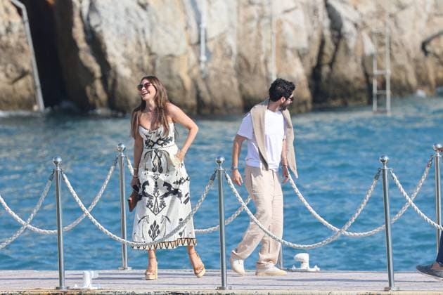 Cannes - Sofia Vergara At Eden Roc Sofia Vergara leaves the Eden Roc hotel with a friend during the Cannes Film Festival, Cap d Antibes, France, 21 May 2025. Photo by ABACAPRESS.COM Cap d Antibes France  Copyright: xABACAx