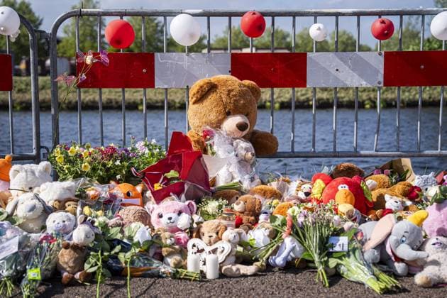 Bilder des Jahres 2025, News 05 Mai News Themen der Woche KW21 News Bilder des Tages WINSCHOTEN - Flowers at the spot where a car was found in the water in Winschoten during the search for missing Jeffrey (10) and Emma (8). Money is being raised through a crowdfunding for the children s farewell. ANP JASPAR MOULIJN netherlands out - belgium out  Copyright: xx x528229227x originalFilename: 528229227.jpg