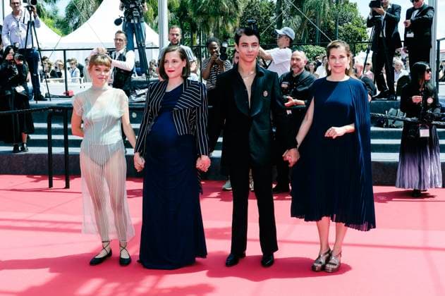 Llucia Garcia, Carla Simon, Mitch Martin und Maria Zamora bei der Premiere des Kinofilms Romeriua auf dem Festival de Cannes 2025 78. Internationale Filmfestspiele von Cannes im Palais des Festivals. Cannes, 21.05.2025