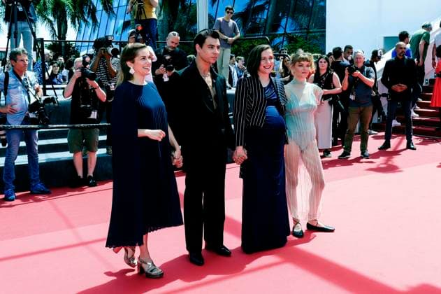 Maria Zamora, Mitch Martin, Carla Simon und Llucia Garcia bei der Premiere des Kinofilms Romeriua auf dem Festival de Cannes 2025 78. Internationale Filmfestspiele von Cannes im Palais des Festivals. Cannes, 21.05.2025
