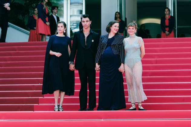 Maria Zamora, Mitch Martin, Carla Simon und Llucia Garcia bei der Premiere des Kinofilms Romeriua auf dem Festival de Cannes 2025 78. Internationale Filmfestspiele von Cannes im Palais des Festivals. Cannes, 21.05.2025