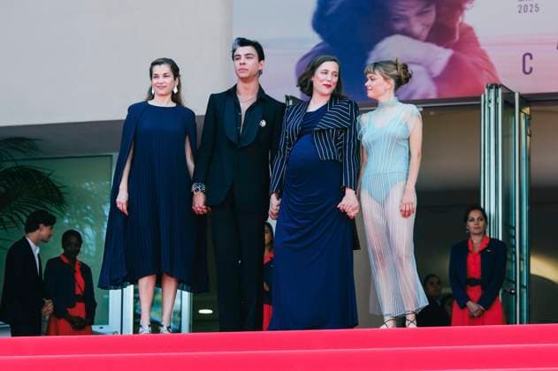 Maria Zamora, Mitch Martin, Carla Simon und Llucia Garcia bei der Premiere des Kinofilms Romeriua auf dem Festival de Cannes 2025 78. Internationale Filmfestspiele von Cannes im Palais des Festivals. Cannes, 21.05.2025