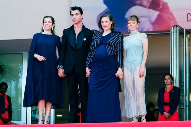 Maria Zamora, Mitch Martin, Carla Simon und Llucia Garcia bei der Premiere des Kinofilms Romeriua auf dem Festival de Cannes 2025 78. Internationale Filmfestspiele von Cannes im Palais des Festivals. Cannes, 21.05.2025
