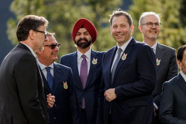 News Themen der Woche KW21 News Bilder des Tages Lars Klingbeil, Bundesminister der Finanzen, aufgenommen beim Familienfoto im Rahmen des Treffen der G7 FMNBG. Banff, 21.05.2025. Fotografiert im Auftrag des Bundesfinanzministeriums. Banff Kanada *** Lars Klingbeil, Federal Minister of Finance, photographed at the family photo during the G7 FMNBG Banff meeting, 21 05 2025 Photographed on behalf of the Federal Ministry of Finance Banff Canada Copyright: xKiraxHofmann BMFx