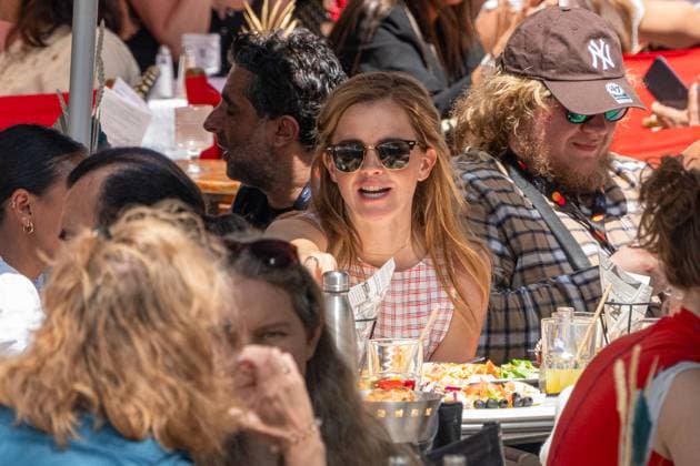 Emma Watson has lunch on the terrace of La Bièrerie By Brasserie Du Casino and then goes for a stroll on the Croisette during the 78th Cannes International Film Festival Emma Watson has lunch on the terrace of La Bièrerie By Brasserie Du Casino and then goes for a stroll on the Croisette during the 78th Cannes International Film Festival, France, May 21, 2025 The 35-year-old British actress is in Cannes to present the film The Bling Ring in the category, Un certain regard Yehiel Chekroune Bestimage Emma Watson has lunch on the terrace of La Bièrerie By Brasserie Du Casino and then goes for a stroll on the Croisette during the 78th Cannes International Film Festival on May 21, 2025 The 35 year old British actress is in Cannes to present the  Copyright: xYehielxChekrounex xBestimagexYehielxChekrounex xBestimagex
