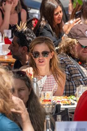Emma Watson has lunch on the terrace of La Bièrerie By Brasserie Du Casino and then goes for a stroll on the Croisette during the 78th Cannes International Film Festival Emma Watson has lunch on the terrace of La Bièrerie By Brasserie Du Casino and then goes for a stroll on the Croisette during the 78th Cannes International Film Festival, France, May 21, 2025 The 35-year-old British actress is in Cannes to present the film The Bling Ring in the category, Un certain regard Yehiel Chekroune Bestimage Emma Watson has lunch on the terrace of La Bièrerie By Brasserie Du Casino and then goes for a stroll on the Croisette during the 78th Cannes International Film Festival on May 21, 2025 The 35 year old British actress is in Cannes to present the  Copyright: xYehielxChekrounex xBestimagexYehielxChekrounex xBestimagex
