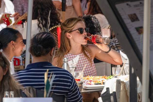 Emma Watson has lunch on the terrace of La Bièrerie By Brasserie Du Casino and then goes for a stroll on the Croisette during the 78th Cannes International Film Festival Emma Watson has lunch on the terrace of La Bièrerie By Brasserie Du Casino and then goes for a stroll on the Croisette during the 78th Cannes International Film Festival, France, May 21, 2025 The 35-year-old British actress is in Cannes to present the film The Bling Ring in the category, Un certain regard Yehiel Chekroune Bestimage Emma Watson has lunch on the terrace of La Bièrerie By Brasserie Du Casino and then goes for a stroll on the Croisette during the 78th Cannes International Film Festival on May 21, 2025 The 35 year old British actress is in Cannes to present the  Copyright: xYehielxChekrounex xBestimagexYehielxChekrounex xBestimagex