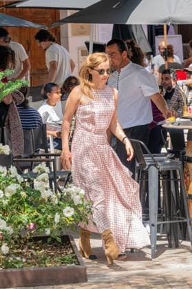Emma Watson has lunch on the terrace of La Bièrerie By Brasserie Du Casino and then goes for a stroll on the Croisette during the 78th Cannes International Film Festival Emma Watson has lunch on the terrace of La Bièrerie By Brasserie Du Casino and then goes for a stroll on the Croisette during the 78th Cannes International Film Festival, France, May 21, 2025 The 35-year-old British actress is in Cannes to present the film The Bling Ring in the category, Un certain regard Yehiel Chekroune Bestimage Emma Watson has lunch on the terrace of La Bièrerie By Brasserie Du Casino and then goes for a stroll on the Croisette during the 78th Cannes International Film Festival on May 21, 2025 The 35 year old British actress is in Cannes to present the  Copyright: xYehielxChekrounex xBestimagexYehielxChekrounex xBestimagex