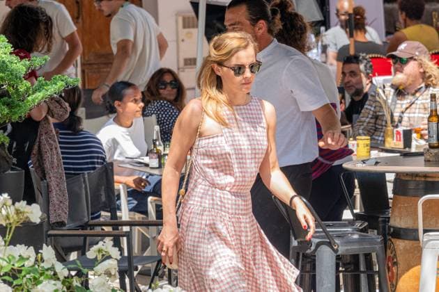 Emma Watson has lunch on the terrace of La Bièrerie By Brasserie Du Casino and then goes for a stroll on the Croisette during the 78th Cannes International Film Festival Emma Watson has lunch on the terrace of La Bièrerie By Brasserie Du Casino and then goes for a stroll on the Croisette during the 78th Cannes International Film Festival, France, May 21, 2025 The 35-year-old British actress is in Cannes to present the film The Bling Ring in the category, Un certain regard Yehiel Chekroune Bestimage Emma Watson has lunch on the terrace of La Bièrerie By Brasserie Du Casino and then goes for a stroll on the Croisette during the 78th Cannes International Film Festival on May 21, 2025 The 35 year old British actress is in Cannes to present the  Copyright: xYehielxChekrounex xBestimagexYehielxChekrounex xBestimagex
