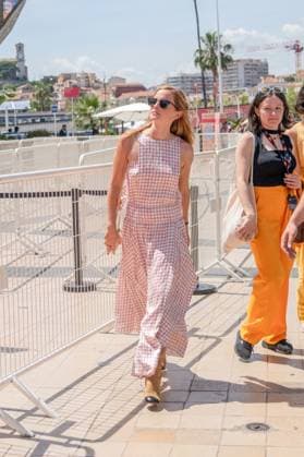 Emma Watson has lunch on the terrace of La Bièrerie By Brasserie Du Casino and then goes for a stroll on the Croisette during the 78th Cannes International Film Festival Emma Watson has lunch on the terrace of La Bièrerie By Brasserie Du Casino and then goes for a stroll on the Croisette during the 78th Cannes International Film Festival, France, May 21, 2025 The 35-year-old British actress is in Cannes to present the film The Bling Ring in the category, Un certain regard Yehiel Chekroune Bestimage Emma Watson has lunch on the terrace of La Bièrerie By Brasserie Du Casino and then goes for a stroll on the Croisette during the 78th Cannes International Film Festival on May 21, 2025 The 35 year old British actress is in Cannes to present the  Copyright: xYehielxChekrounex xBestimagexYehielxChekrounex xBestimagex