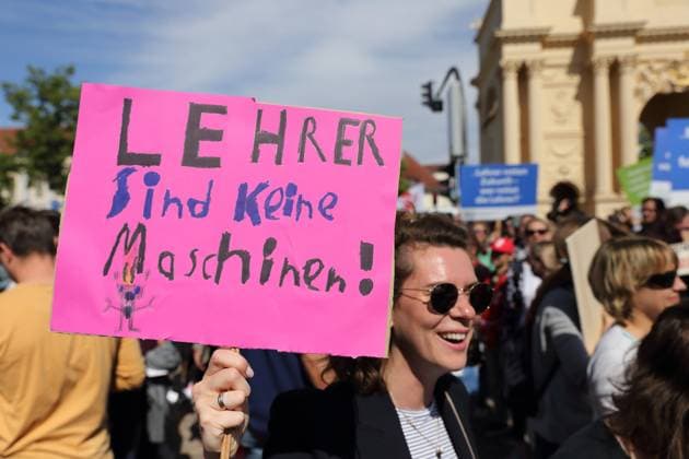 News Themen der Woche KW21 News Bilder des Tages Eine Demonstrantin mit Schild Lehrer sind keine Maschinen! auf dem Luisenplatz während einer Demonstration gegen die geplante Arbeitszeitverlängerung für Lehrkräfte in Brandenburg, Potsdam, 21. Mai 2025. Bildungspolitische Demo in Potsdam *** A demonstrator with a sign Teachers are not machines on Luisenplatz during a demonstration against the planned extension of working hours for teachers in Brandenburg, Potsdam, May 21, 2025 Education policy demonstration in Potsdam
