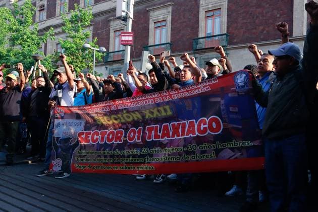 Teachers Block National Palace To Demand Repeal of the 2007 ISSSTE Law Teachers from the National Coordination of Education Workers (CNTE) protest while blocking the main streets of Zocalo, demanding the immediate repeal of the 2007 ISSSTE Law and a 100% base salary increase. on May 21, 2025 in Mexico City, Mexico. (Photo by Carlos Santiago Eyepix Group) Copyright: xCarlosxSantiago xEyepixxGroupx CS_21052025_156014