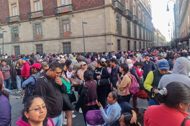 Teachers Block National Palace To Demand Repeal of the 2007 ISSSTE Law Teachers from the National Coordination of Education Workers (CNTE) protest while blocking the main streets of Zocalo, demanding the immediate repeal of the 2007 ISSSTE Law and a 100% base salary increase. on May 21, 2025 in Mexico City, Mexico. (Photo by Carlos Santiago Eyepix Group) Copyright: xCarlosxSantiago xEyepixxGroupx CS_21052025_156018