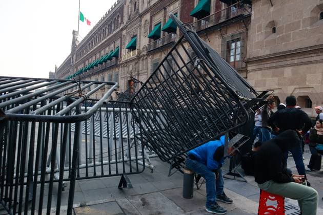 Teachers Block National Palace To Demand Repeal of the 2007 ISSSTE Law Teachers from the National Coordination of Education Workers (CNTE) destroy the barricades that protected the National Palace during a protest to demanding the immediate repeal of the 2007 ISSSTE Law and a 100% base salary increase. on May 21, 2025 in Mexico City, Mexico. (Photo by Carlos Santiago Eyepix Group) Copyright: xCarlosxSantiago xEyepixxGroupx CS_21052025_156023
