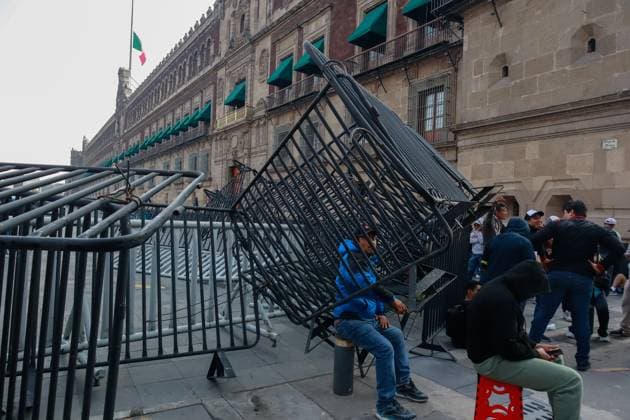 Teachers Block National Palace To Demand Repeal of the 2007 ISSSTE Law Teachers from the National Coordination of Education Workers (CNTE) destroy the barricades that protected the National Palace during a protest to demanding the immediate repeal of the 2007 ISSSTE Law and a 100% base salary increase. on May 21, 2025 in Mexico City, Mexico. (Photo by Carlos Santiago Eyepix Group) Copyright: xCarlosxSantiago xEyepixxGroupx CS_21052025_156025