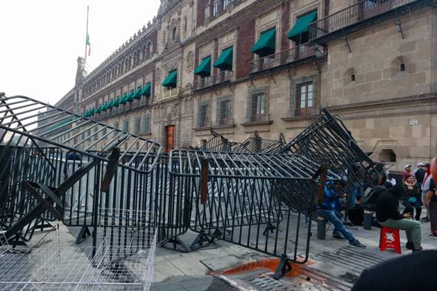 Teachers Block National Palace To Demand Repeal of the 2007 ISSSTE Law Teachers from the National Coordination of Education Workers (CNTE) destroy the barricades that protected the National Palace during a protest to demanding the immediate repeal of the 2007 ISSSTE Law and a 100% base salary increase. on May 21, 2025 in Mexico City, Mexico. (Photo by Carlos Santiago Eyepix Group) Copyright: xCarlosxSantiago xEyepixxGroupx CS_21052025_156026