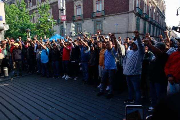 Teachers from the National Coordination of Education Workers (CNTE) protest while blocking the main streets of Zocalo, demanding the immediate repeal of the 2007 ISSSTE Law and a 100% base salary increase. on May 21, 2025 in Mexico City, Mexico. Mexico City Mexico - ZUMAe321 20250521_zia_e321_001 Copyright: xCarlosxSantiagox