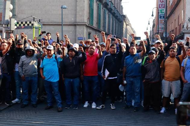 Teachers from the National Coordination of Education Workers (CNTE) protest while blocking the main streets of Zocalo, demanding the immediate repeal of the 2007 ISSSTE Law and a 100% base salary increase. on May 21, 2025 in Mexico City, Mexico. Mexico City Mexico - ZUMAe321 20250521_zia_e321_003 Copyright: xCarlosxSantiagox