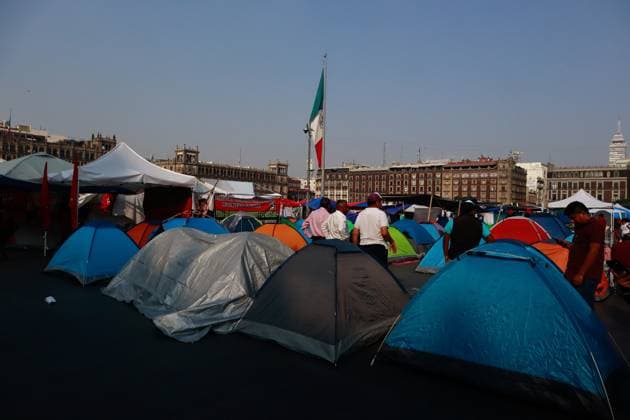 Teachers from the National Coordination of Education Workers (CNTE) installed trends at main square Zocalo in a protest to demanding the immediate repeal of the 2007 ISSSTE Law and a 100% base salary increase. on May 21, 2025 in Mexico City, Mexico. Mexico City Mexico - ZUMAe321 20250521_zia_e321_016 Copyright: xCarlosxSantiagox